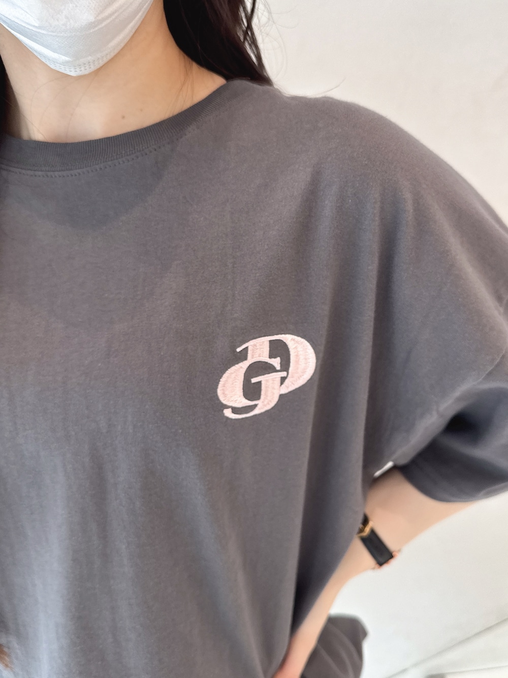 ホワイト系のTシャツ/カットソー、ブルー系のデニムパンツ、ブラック系のブーツを着用したレディースの春コーディネートの5枚目の写真