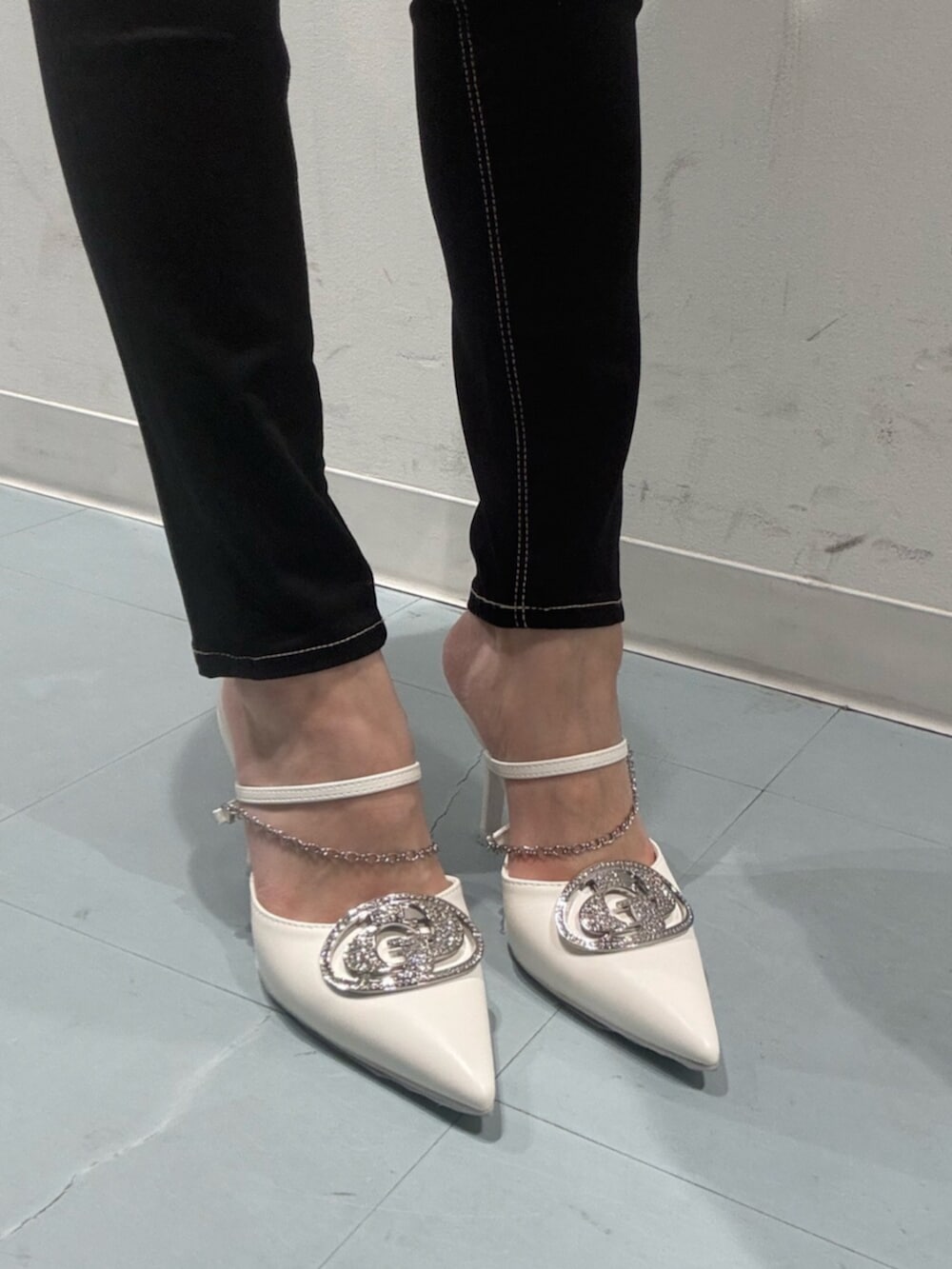 ブラック系のデニムパンツ、ホワイト系のキャミソール、ピンク系のニット/セーターを着用したレディースの春コーディネートの6枚目の写真