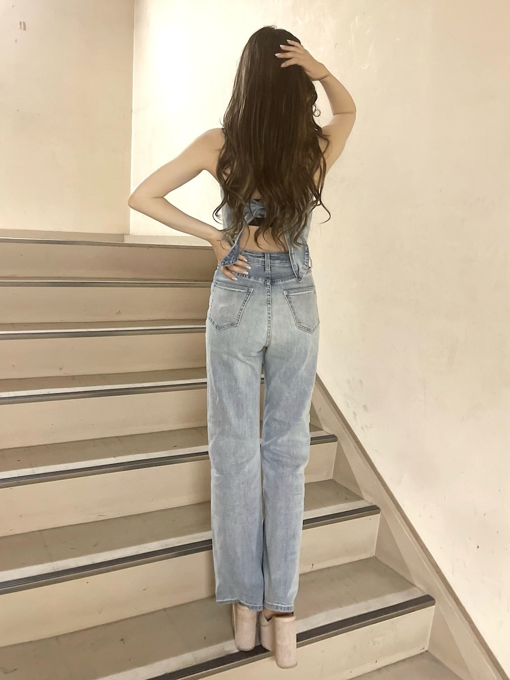 ホワイト系のシャツ/ブラウス、ホワイト系のサンダル、ブルー系のワンピースを着用したレディースの夏コーディネートの5枚目の写真