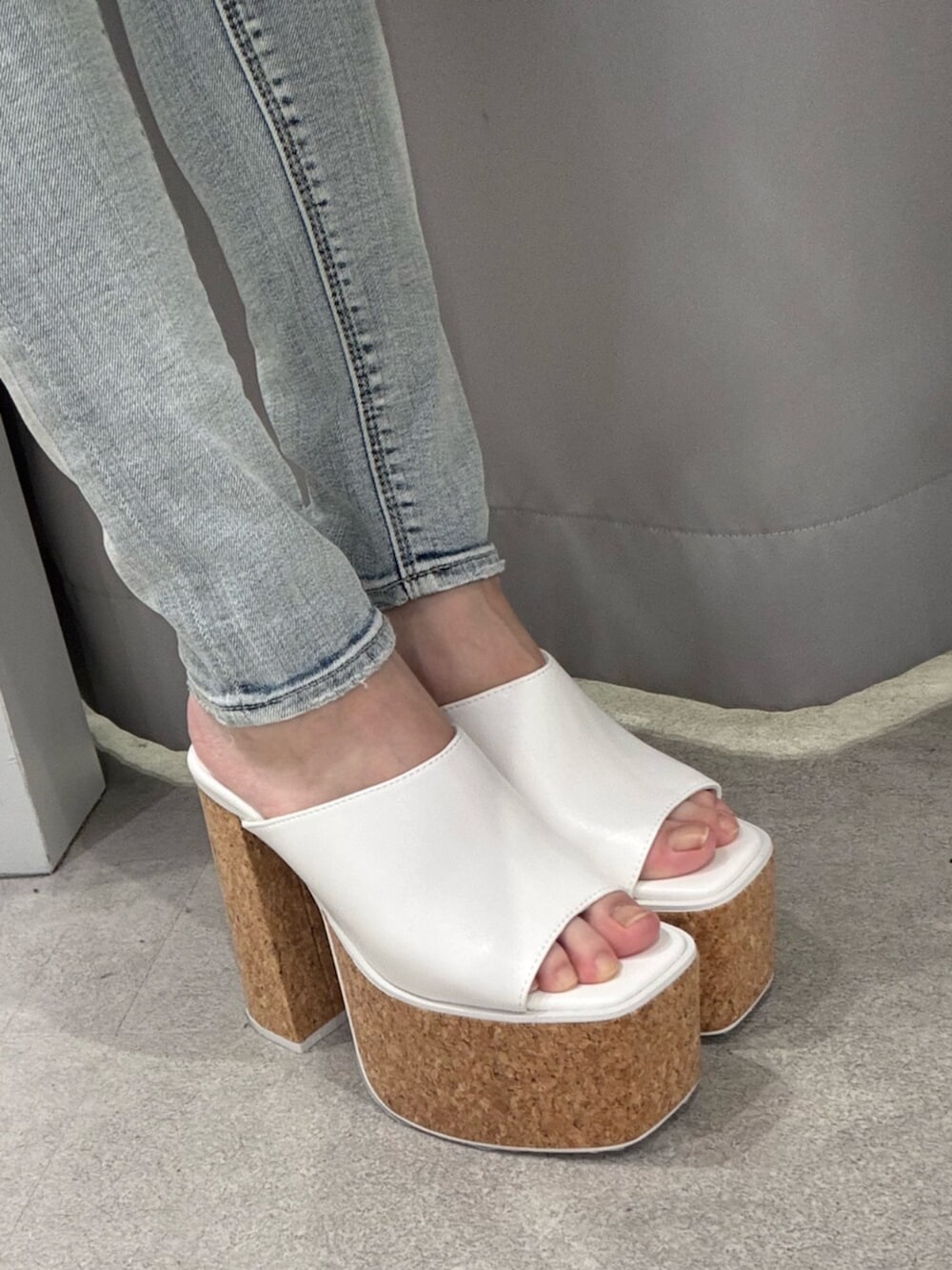 ホワイト系のサンダル、ホワイト系のTシャツ/カットソー、ブルー系のデニムパンツを着用したレディースの夏コーディネートの6枚目の写真