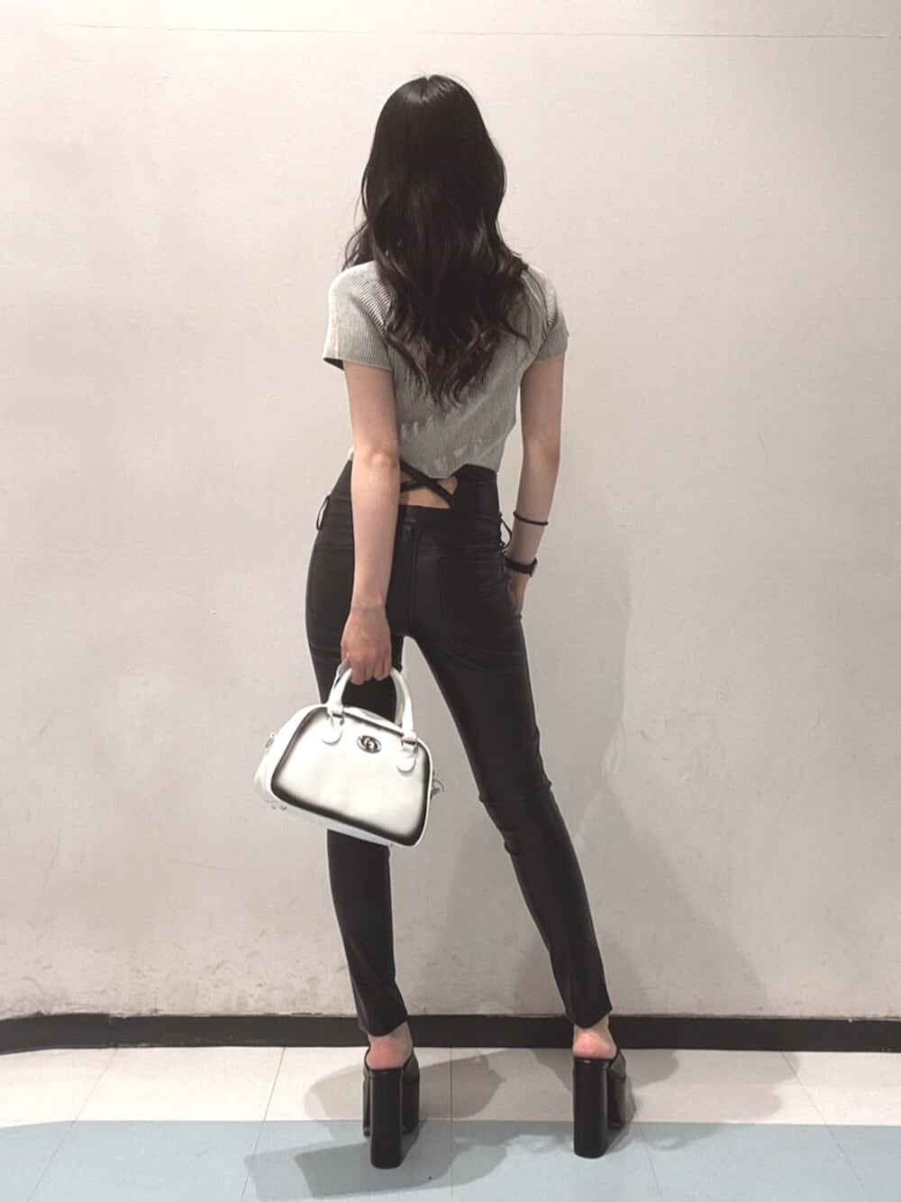 ブラック系のサンダル、ホワイト系のニット/セーター、ブラック系のその他パンツを着用したレディースの夏コーディネートの3枚目の写真