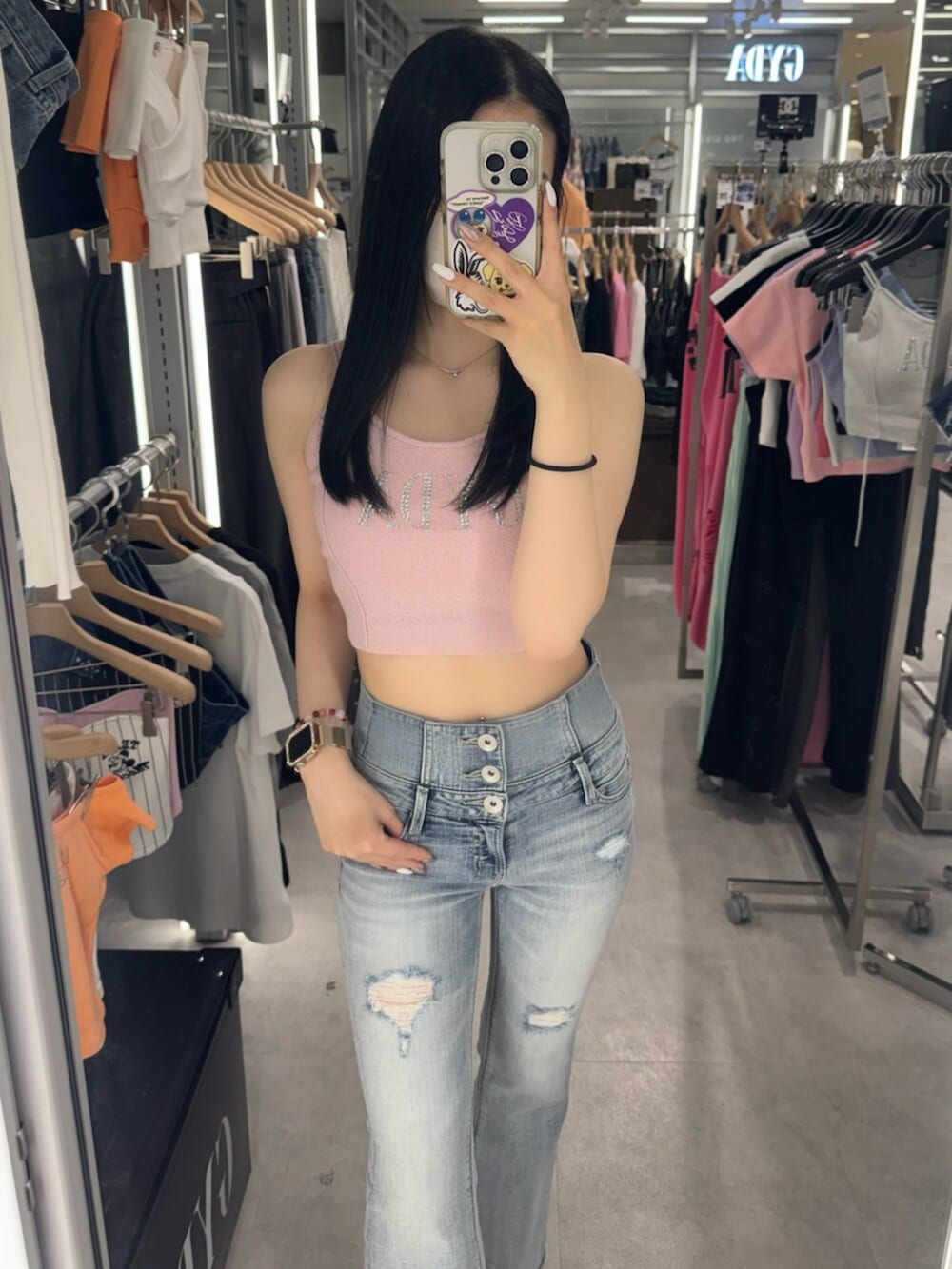 ホワイト系のパンプス、ピンク系のキャミソール、ブルー系のデニムパンツを着用したレディースの春コーディネートの5枚目の写真