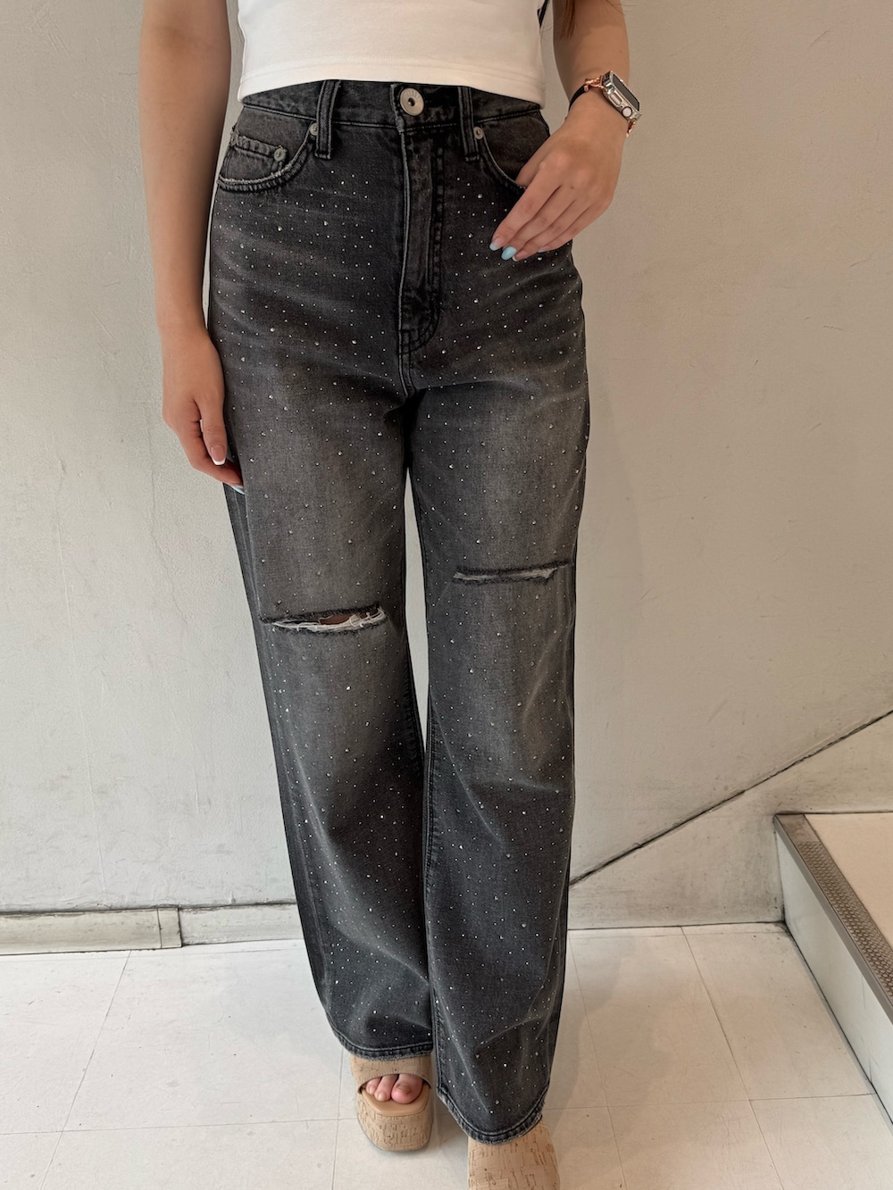 ホワイト系のサンダル、ブラック系のデニムパンツ、ホワイト系のTシャツ/カットソーを着用したレディースの春コーディネートの5枚目の写真