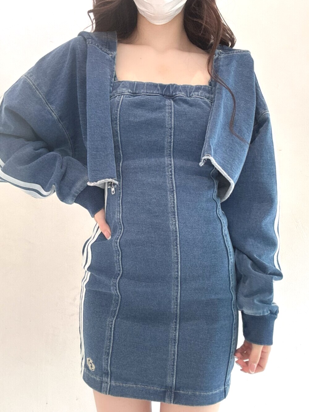 ブルー系のワンピース、ブルー系のブルゾン、ホワイト系のスニーカーを着用したレディースの春コーディネートの4枚目の写真