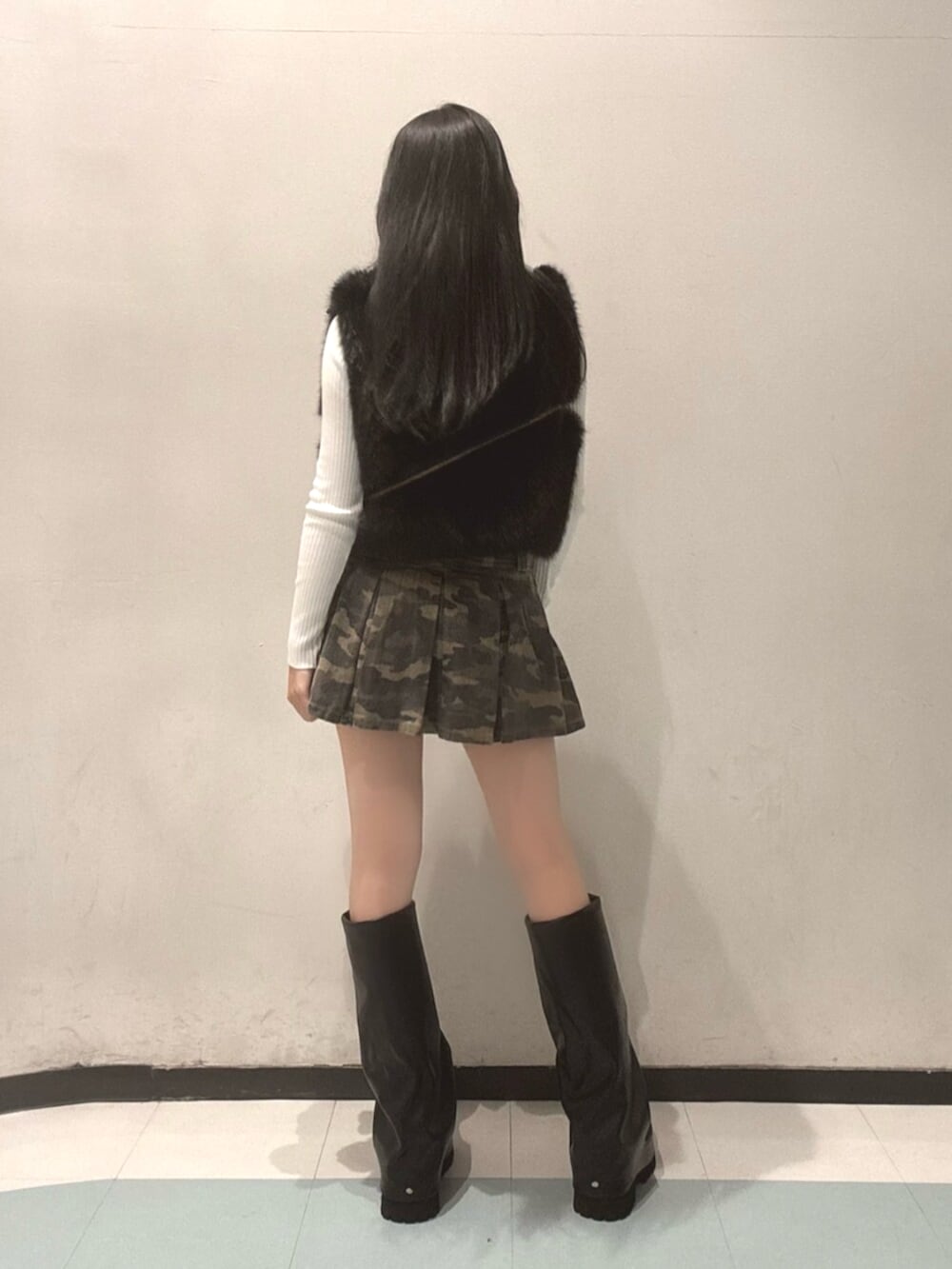 ホワイト系のニット/セーター、ブラック系のベスト、その他のデニムスカートを着用したレディースの秋コーディネートの3枚目の写真