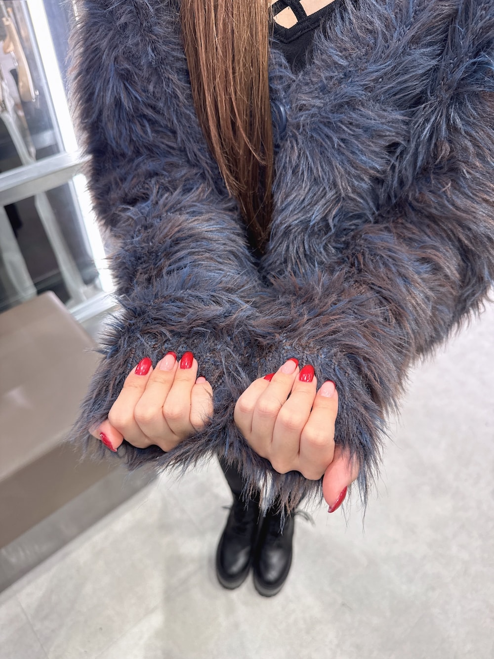 ブラック系のキャミソール、ブラック系のブーツ、その他のカーディガン/ボレロを着用したレディースの秋コーディネートの5枚目の写真