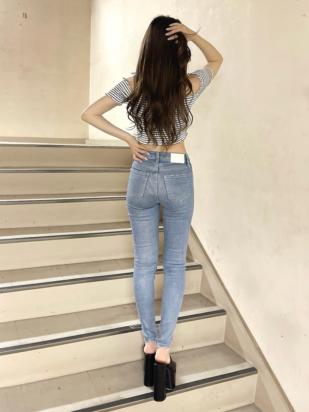 その他のTシャツ/カットソー、ブルー系のデニムパンツ、ブラック系のサンダルを着用したレディースの夏コーディネートの2枚目の写真