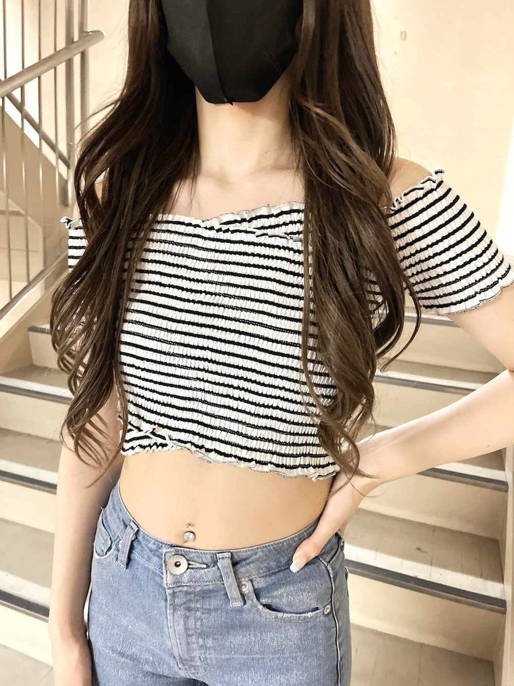 その他のTシャツ/カットソー、ブルー系のデニムパンツ、ブラック系のサンダルを着用したレディースの夏コーディネートの4枚目の写真