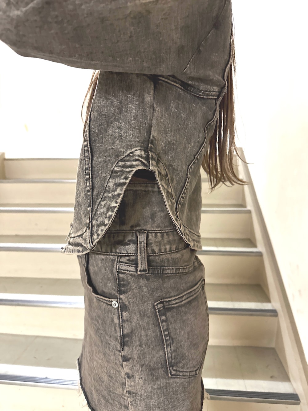 ブラック系のデニムスカート、ブラック系のデニムジャケット、ブラック系のキャミソールを着用したレディースの秋コーディネートの5枚目の写真