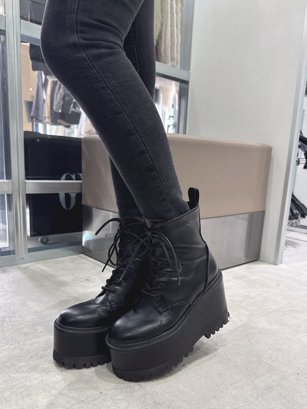 ブラック系のキャミソール、ブラック系のブーツ、その他のカーディガン/ボレロを着用したレディースの秋コーディネートの6枚目の写真