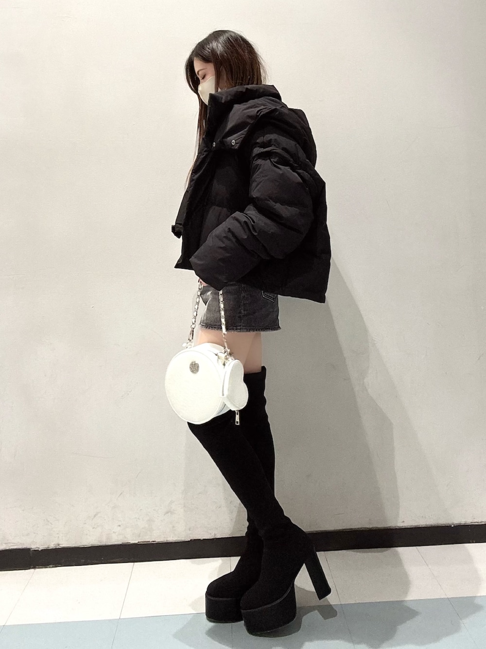 その他のニット/セーター、ブラック系のダウンジャケット/コート、ブラック系のデニムスカートを着用したレディースの秋コーディネートの3枚目の写真