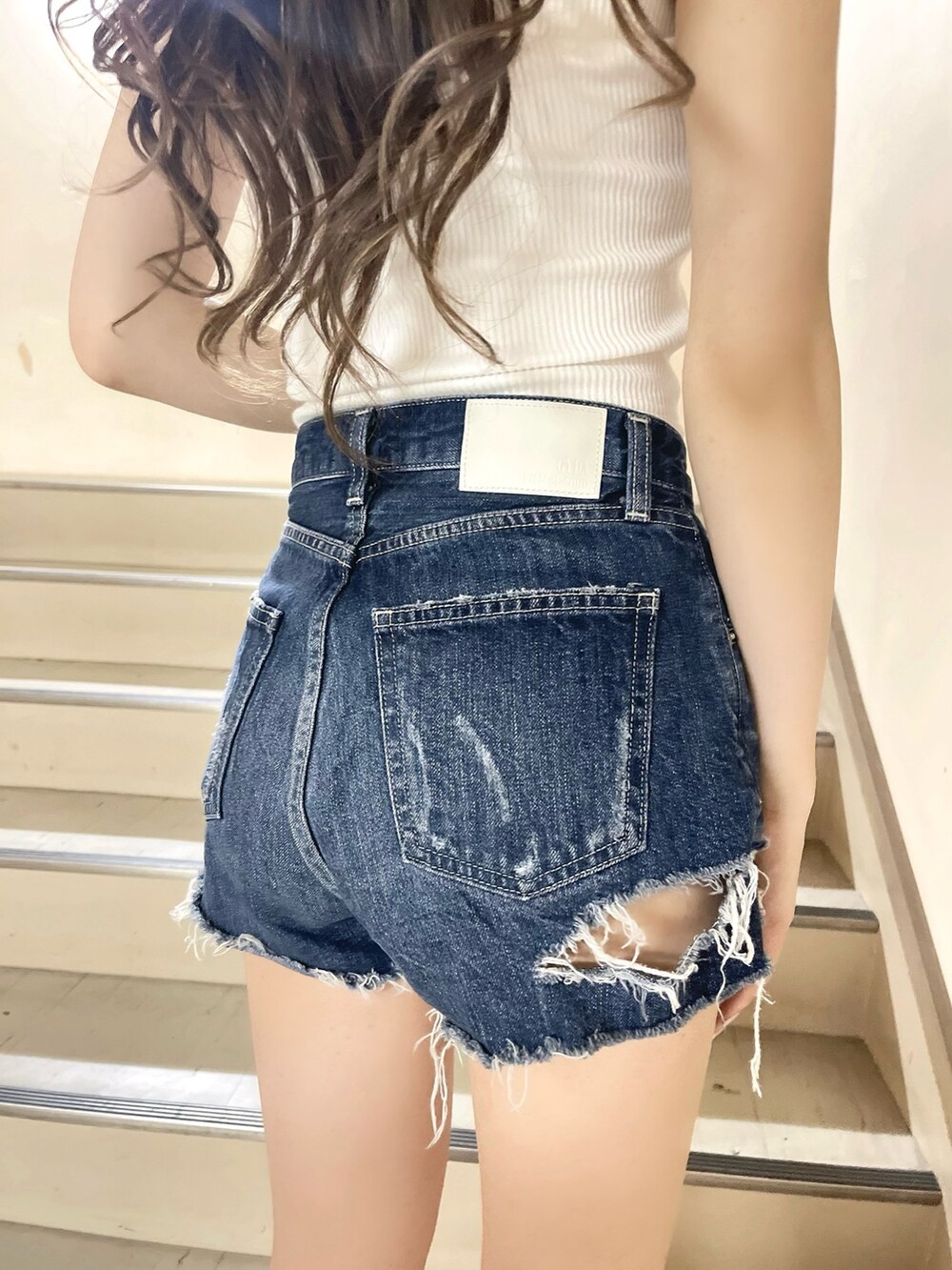 ホワイト系のキャミソール、ブラック系のサンダル、ホワイト系のカーディガン/ボレロを着用したレディースの夏コーディネートの6枚目の写真