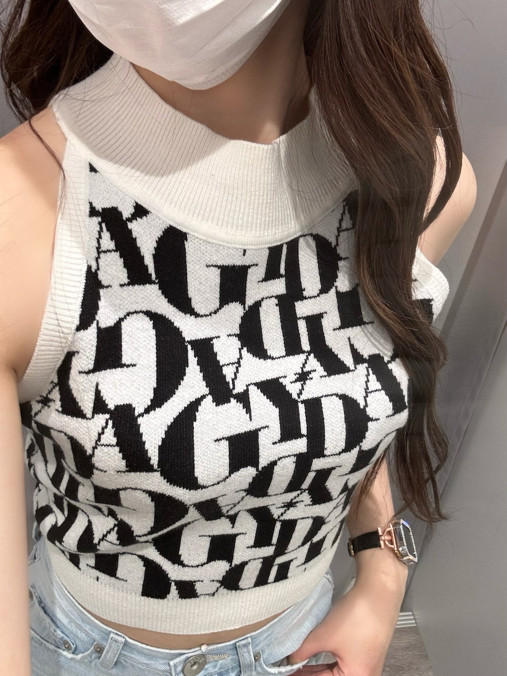 ブルー系のデニムパンツ、ホワイト系のニット/セーター、ホワイト系のサンダルを着用したレディースの春コーディネートの5枚目の写真