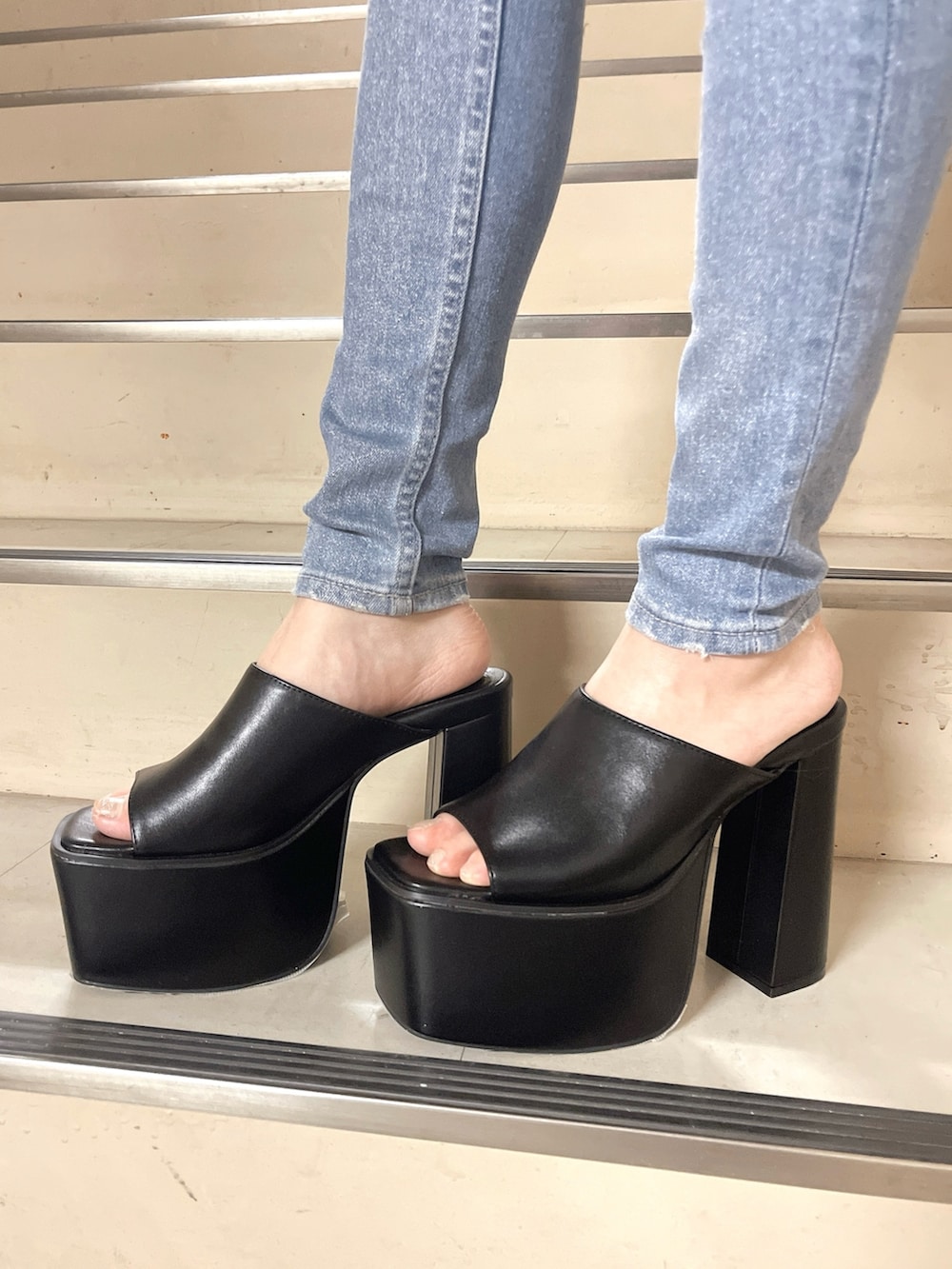 その他のTシャツ/カットソー、ブルー系のデニムパンツ、ブラック系のサンダルを着用したレディースの夏コーディネートの6枚目の写真