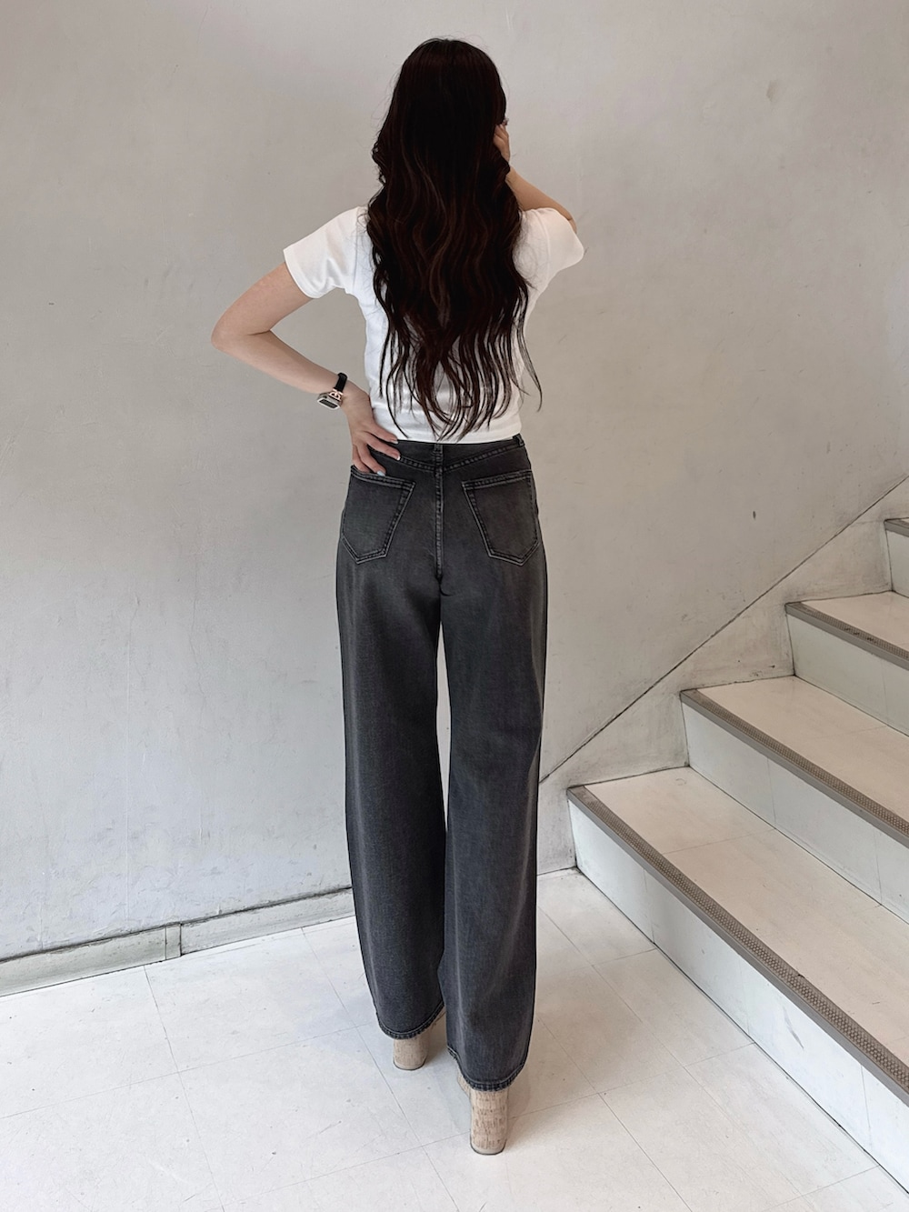 ホワイト系のサンダル、ブラック系のデニムパンツ、ホワイト系のTシャツ/カットソーを着用したレディースの春コーディネートの3枚目の写真