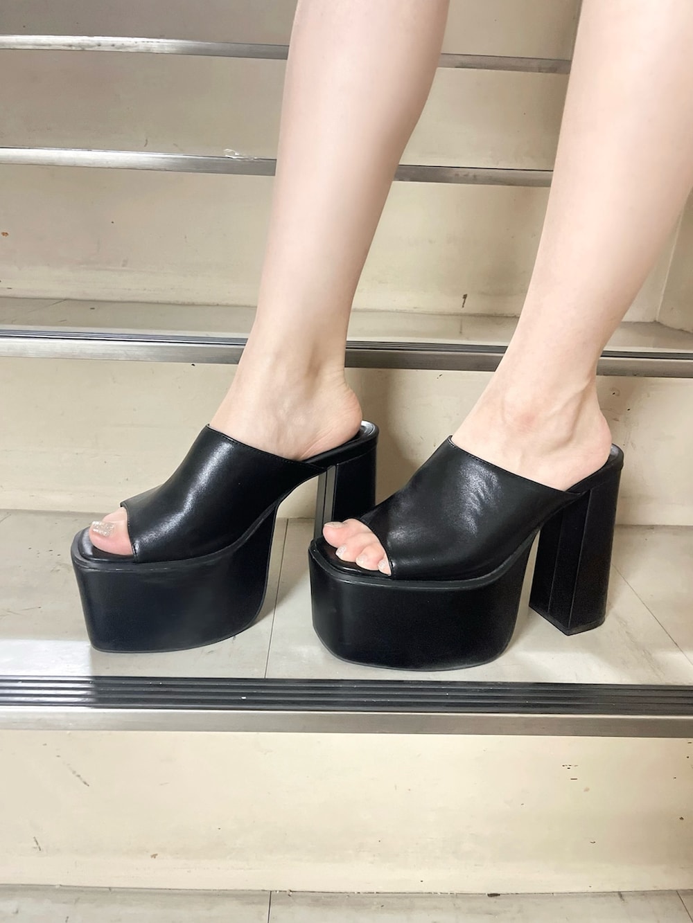 ホワイト系のキャミソール、ブラック系のサンダル、ホワイト系のカーディガン/ボレロを着用したレディースの夏コーディネートの7枚目の写真