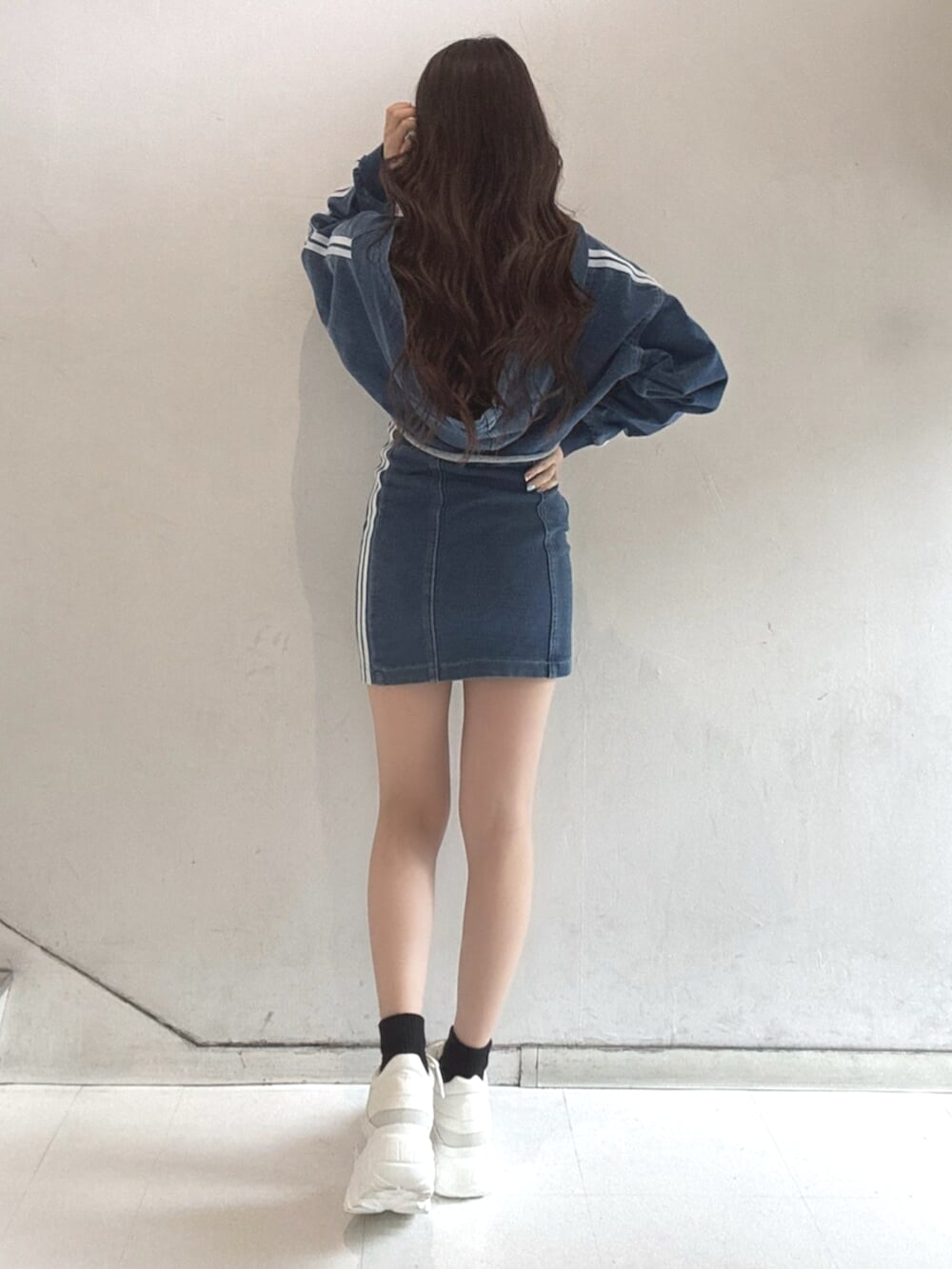 ブルー系のワンピース、ブルー系のブルゾン、ホワイト系のスニーカーを着用したレディースの春コーディネートの3枚目の写真