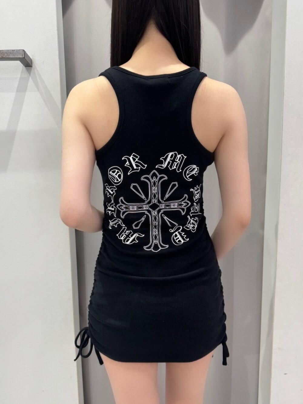 ブラック系のワンピース、ブラック系のその他パンツ、ブラック系のブーツを着用したレディースの夏コーディネートの4枚目の写真
