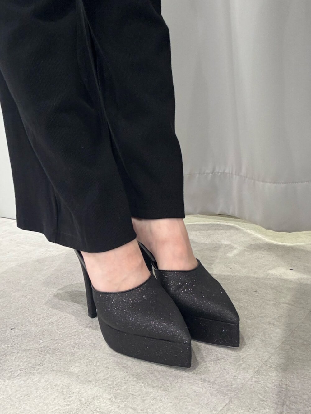 ブラック系のパンプス、ブラック系のつなぎ/オールインワン、ホワイト系のショルダーバッグを着用したレディースの夏コーディネートの6枚目の写真