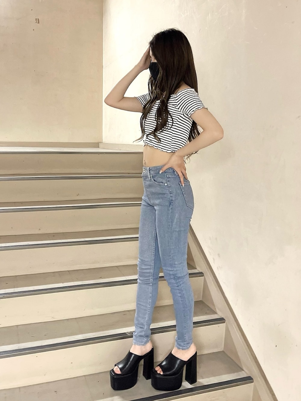 その他のTシャツ/カットソー、ブルー系のデニムパンツ、ブラック系のサンダルを着用したレディースの夏コーディネートの3枚目の写真