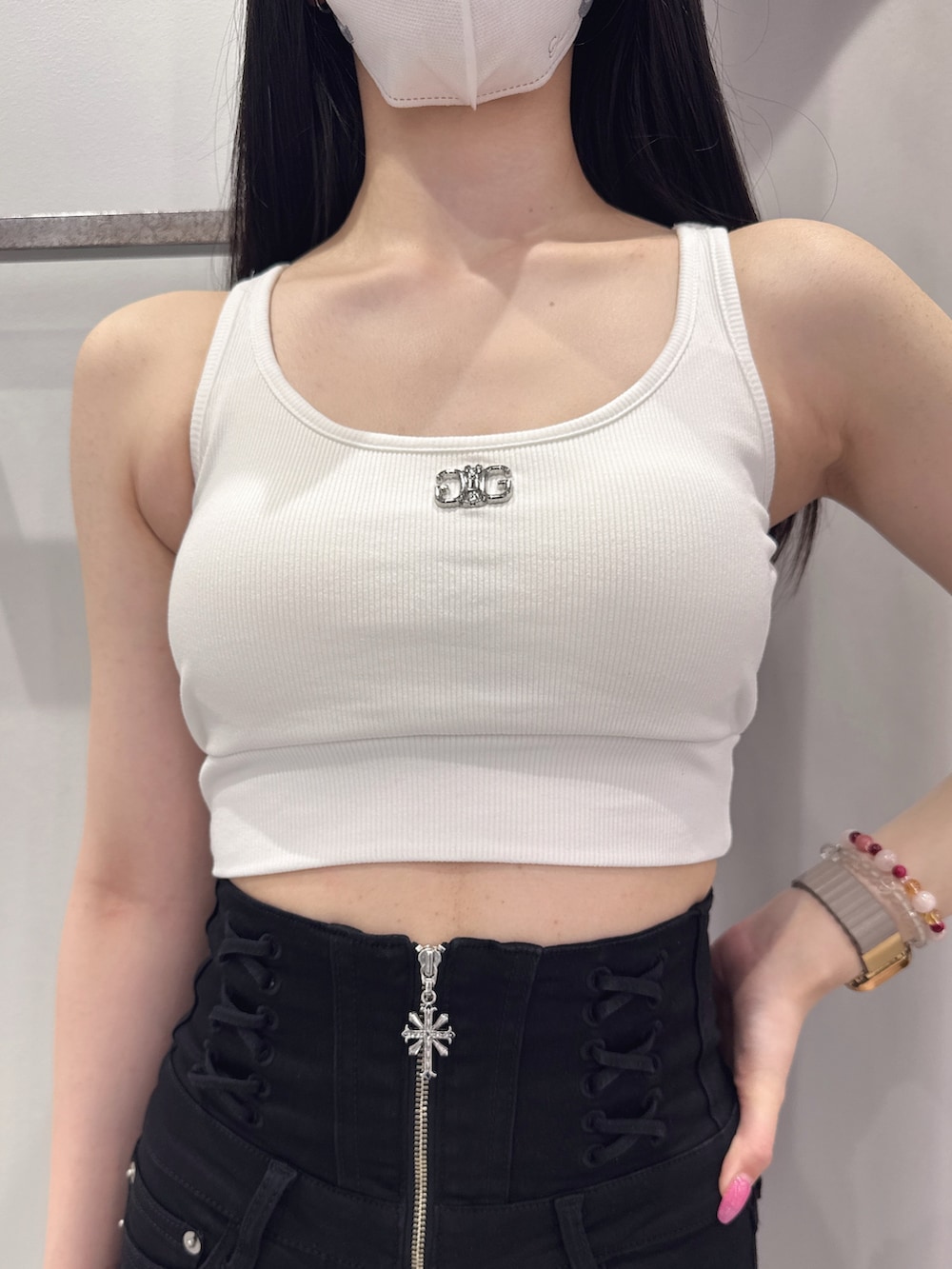 ホワイト系のタンクトップ、ブラック系のデニムパンツ、ブラック系のサンダルを着用したレディースの夏コーディネートの4枚目の写真