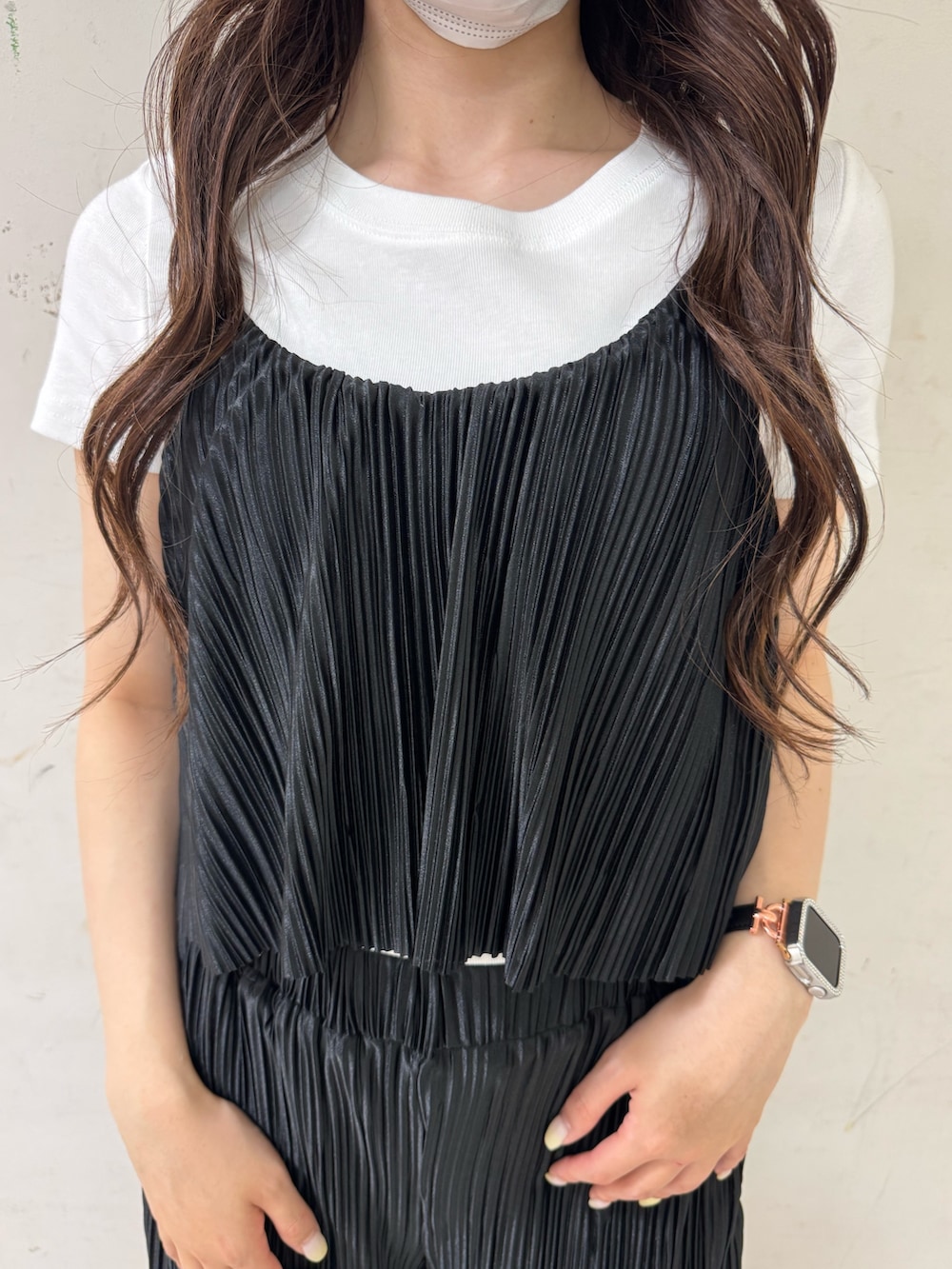 ホワイト系のTシャツ/カットソー、ブラック系のキャミソール、ブラック系のその他パンツを着用したレディースの春コーディネートの4枚目の写真