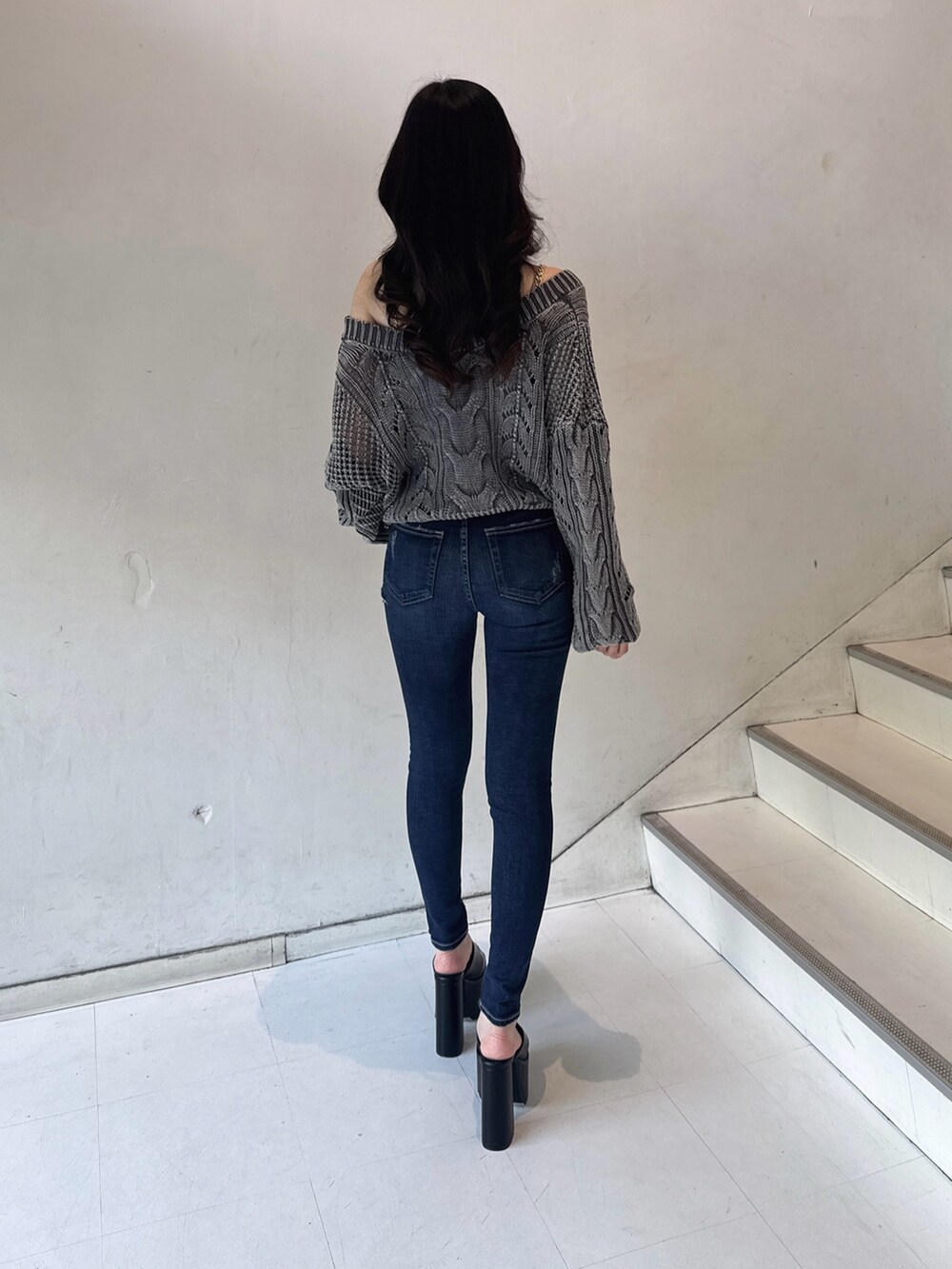 ブラック系のサンダル、ホワイト系のキャミソール、グレー系のカーディガン/ボレロを着用したレディースの夏コーディネートの3枚目の写真