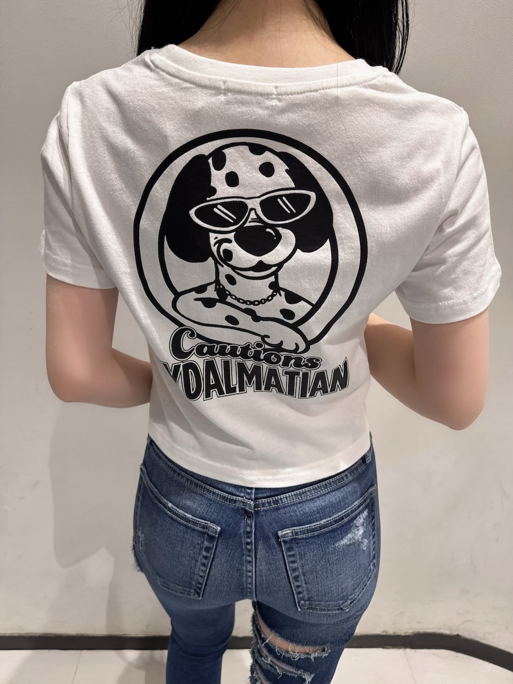 ホワイト系のTシャツ/カットソー、ブルー系のデニムパンツ、その他のサンダルを着用したレディースの夏コーディネートの5枚目の写真
