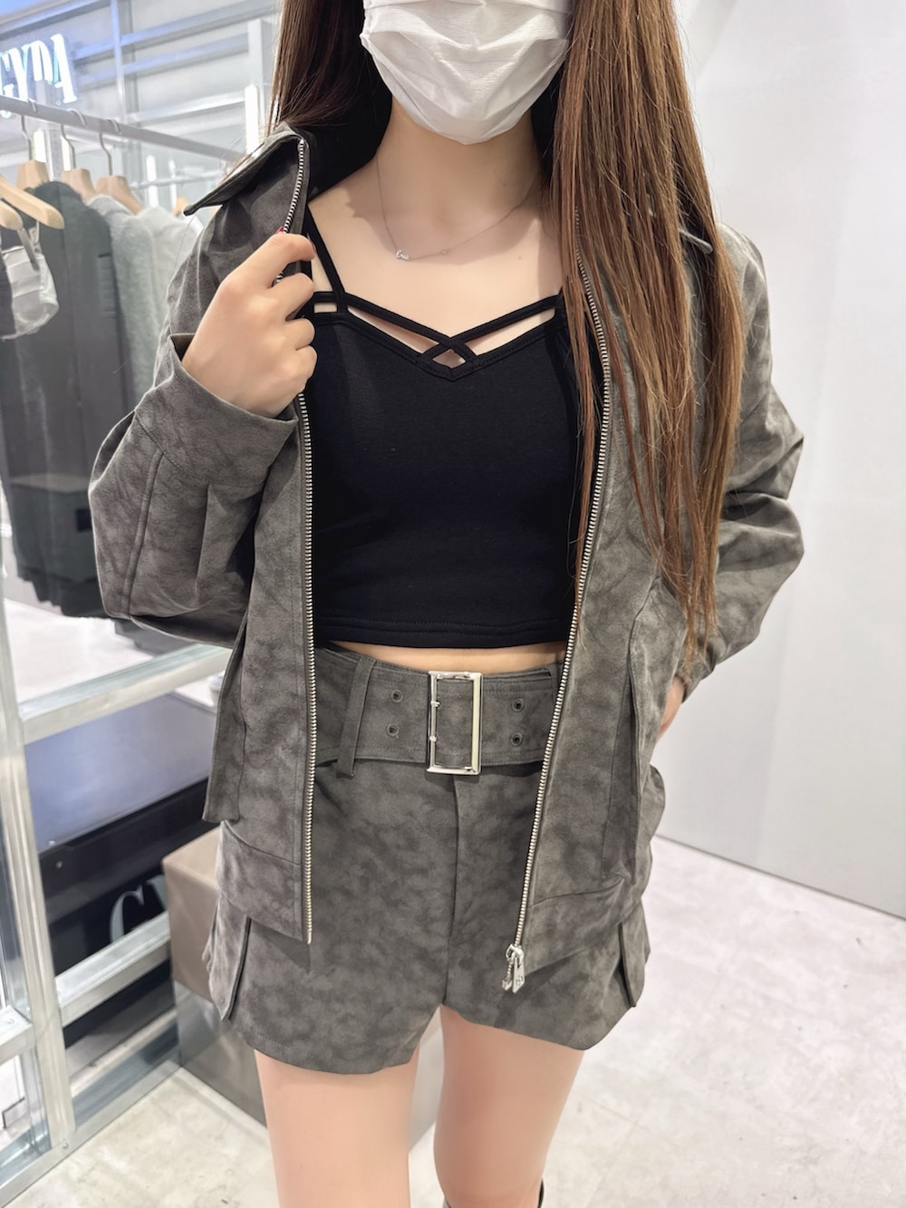 その他のその他パンツ、その他のブルゾン、ブラック系のキャミソールを着用したレディースの秋コーディネートの4枚目の写真