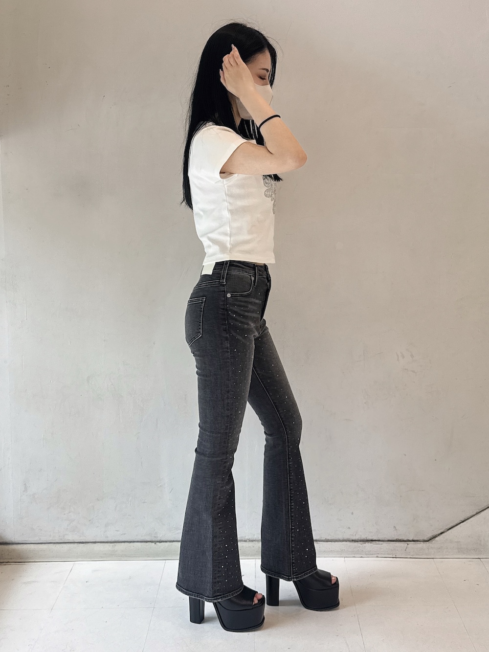 ホワイト系のTシャツ/カットソー、ブラック系のデニムパンツ、ブラック系のサンダルを着用したレディースの春コーディネートの2枚目の写真