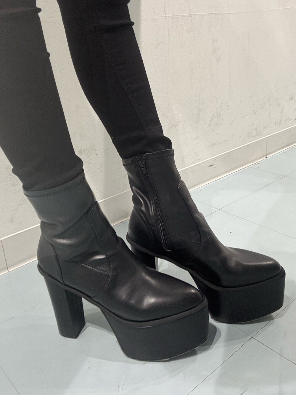 その他のニット/セーター、ブラック系のデニムパンツ、ブルー系のハンドバッグを着用したレディースの秋コーディネートの7枚目の写真