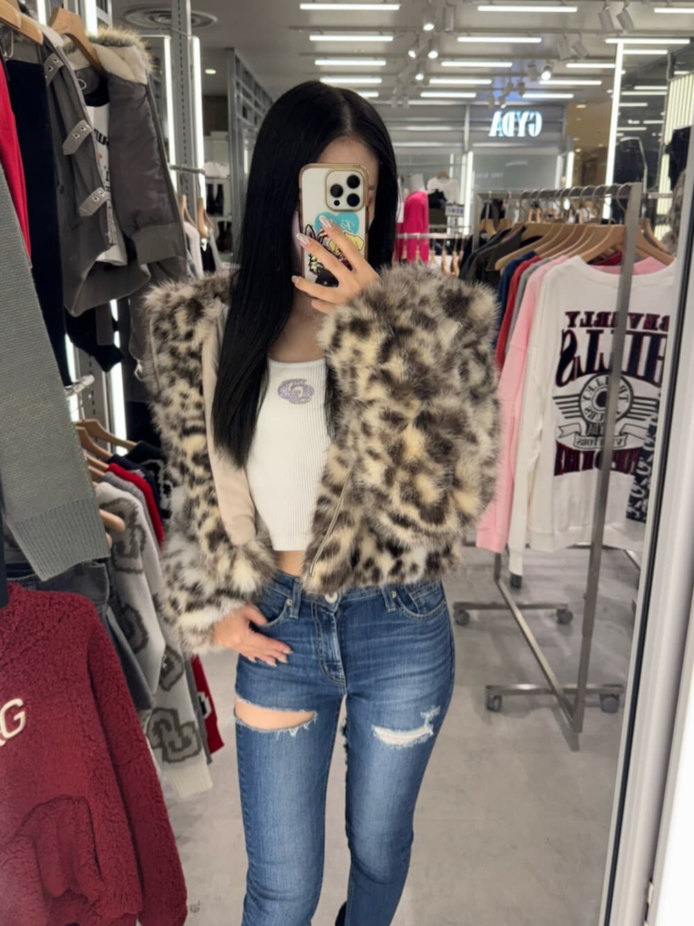 ホワイト系のTシャツ/カットソー、その他のブルゾン、ブルー系のデニムパンツを着用したレディースの冬コーディネートの5枚目の写真