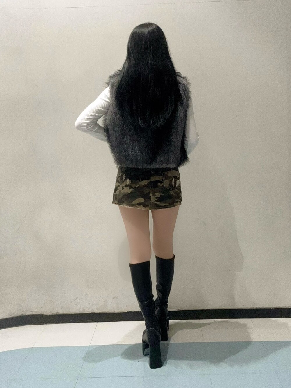 ホワイト系のTシャツ/カットソー、グレー系のベスト、その他のデニムスカートを着用したレディースの秋コーディネートの3枚目の写真