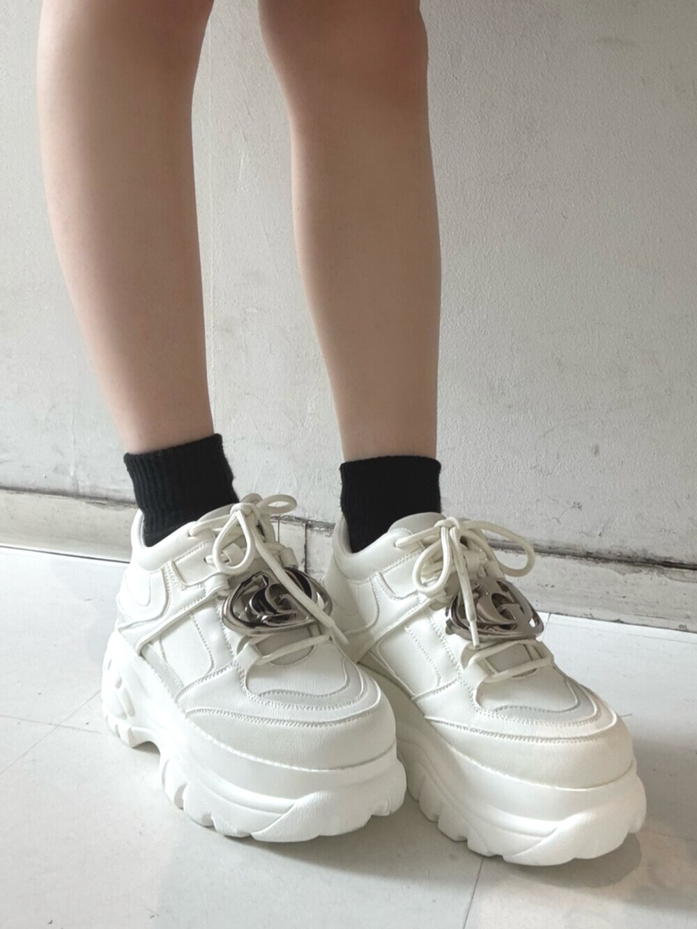 ブルー系のワンピース、ブルー系のブルゾン、ホワイト系のスニーカーを着用したレディースの春コーディネートの5枚目の写真