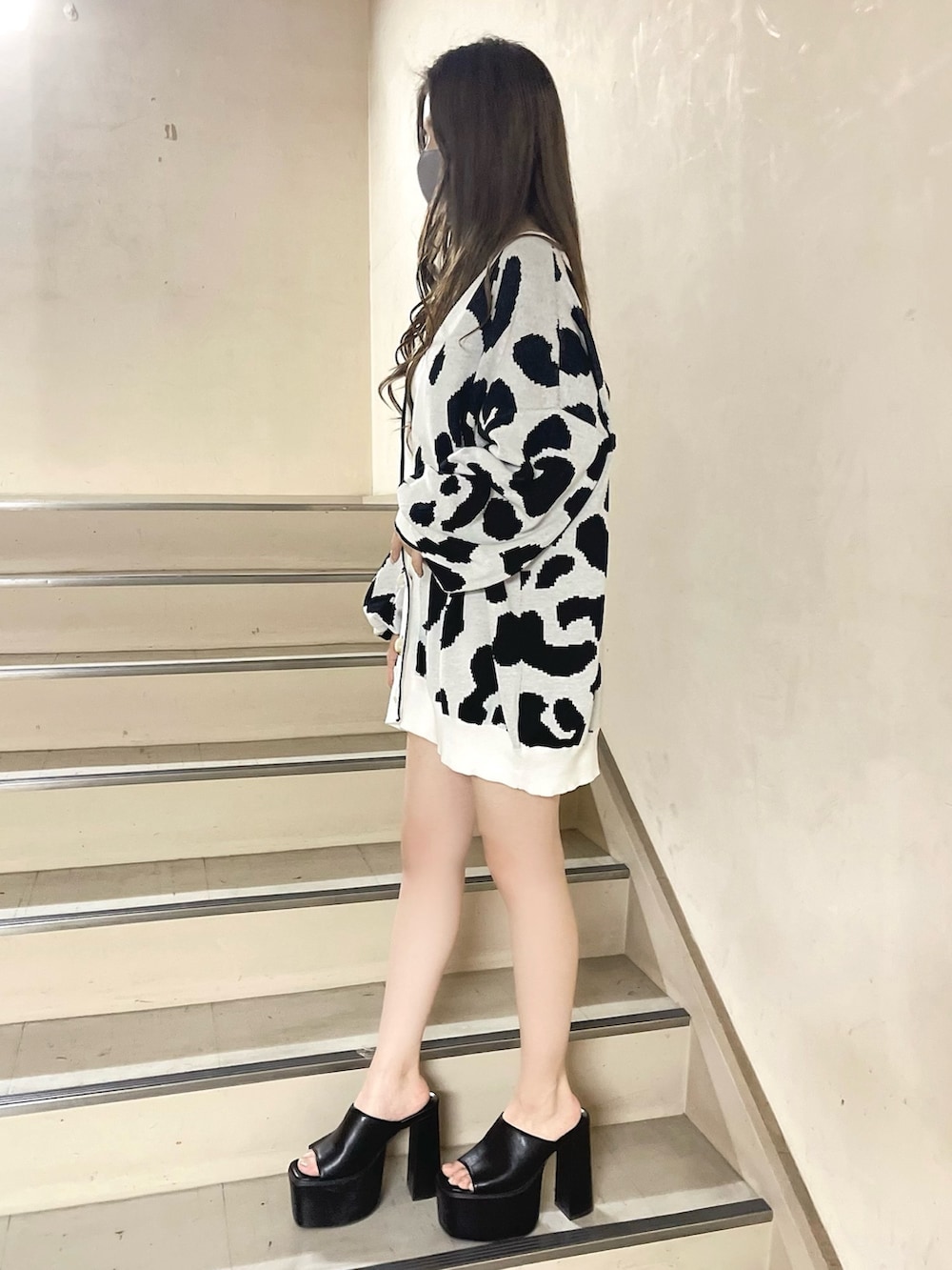 ホワイト系のキャミソール、ブラック系のサンダル、ホワイト系のカーディガン/ボレロを着用したレディースの夏コーディネートの3枚目の写真