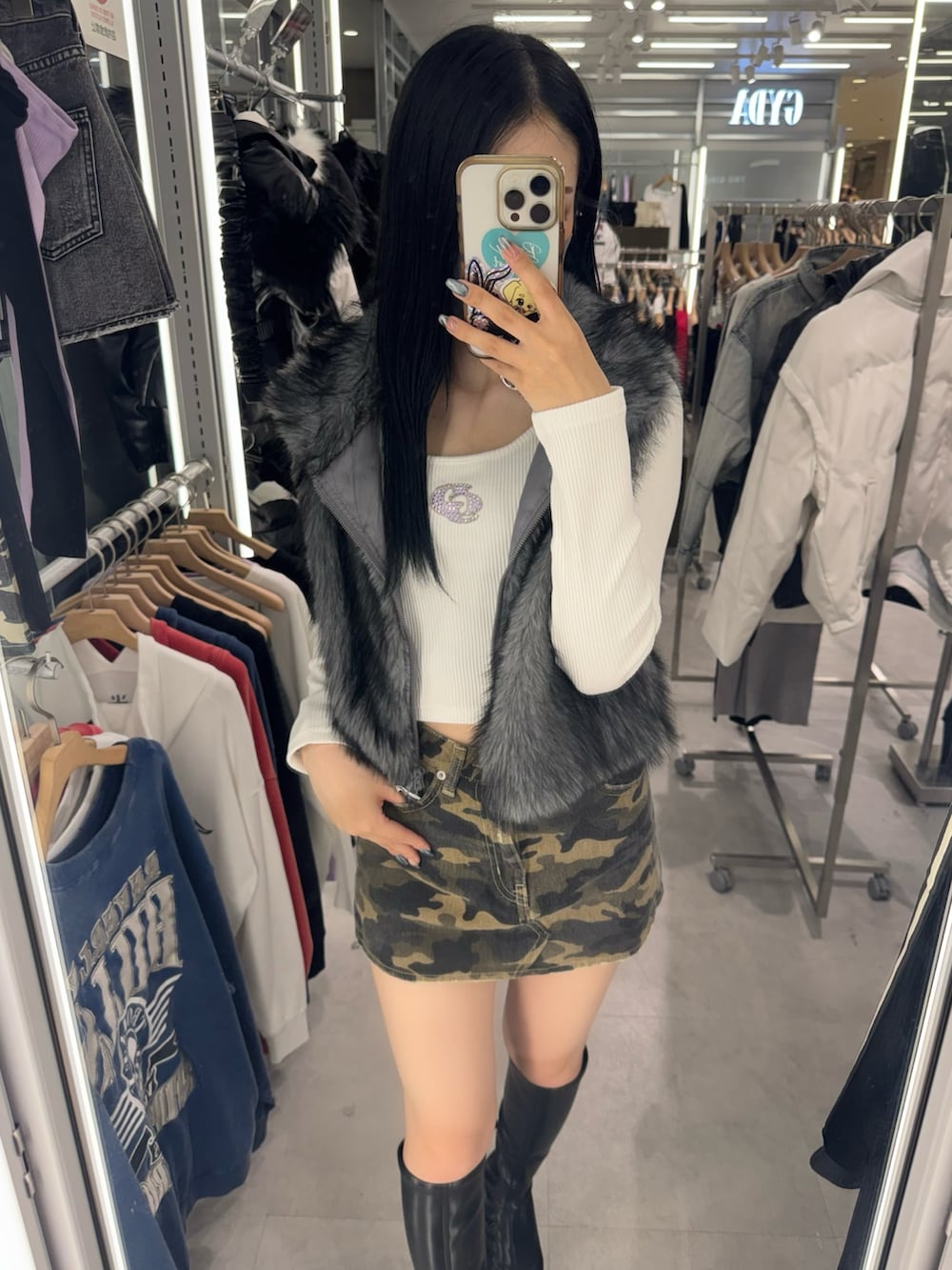 ホワイト系のTシャツ/カットソー、グレー系のベスト、その他のデニムスカートを着用したレディースの秋コーディネートの5枚目の写真