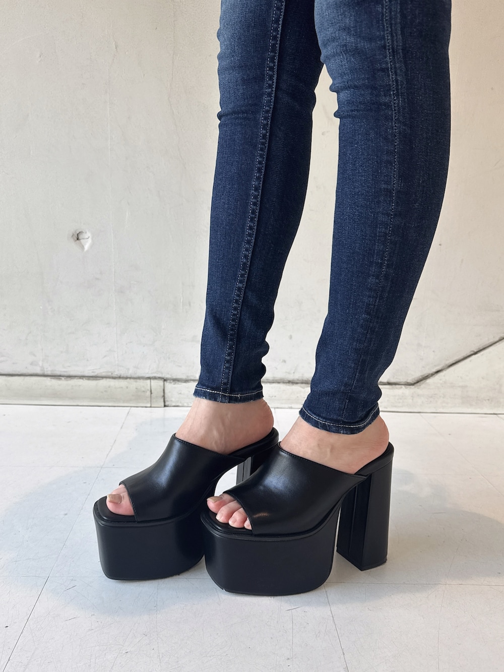 ブラック系のサンダル、ホワイト系のキャミソール、グレー系のカーディガン/ボレロを着用したレディースの夏コーディネートの5枚目の写真