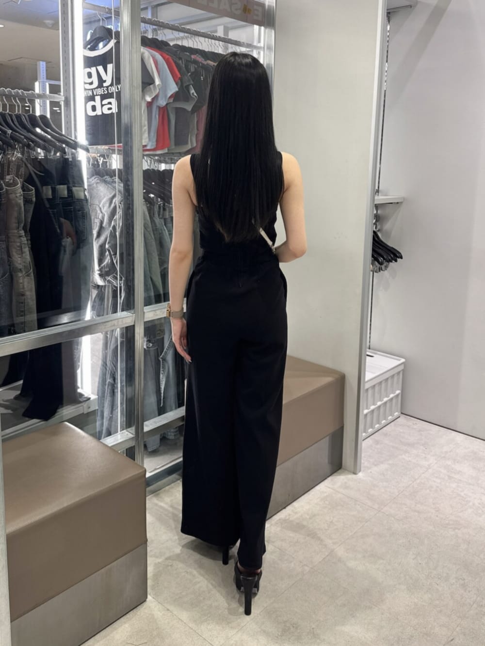 ブラック系のパンプス、ブラック系のつなぎ/オールインワン、ホワイト系のショルダーバッグを着用したレディースの夏コーディネートの3枚目の写真