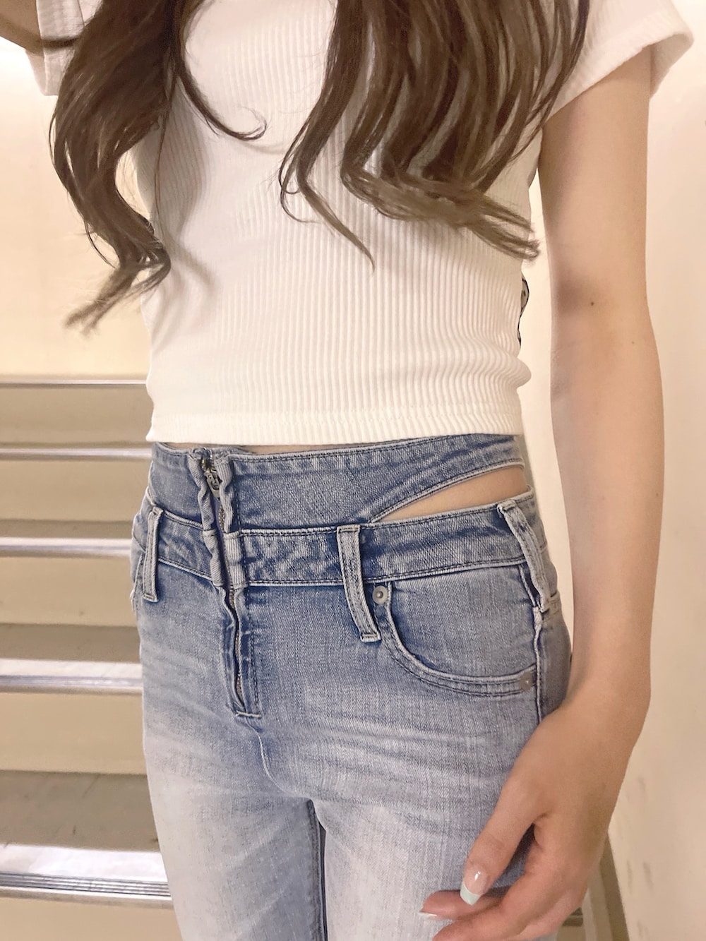 ブラック系のハンドバッグ、ブルー系のデニムパンツ、ホワイト系のTシャツ/カットソーを着用したレディースの春コーディネートの5枚目の写真