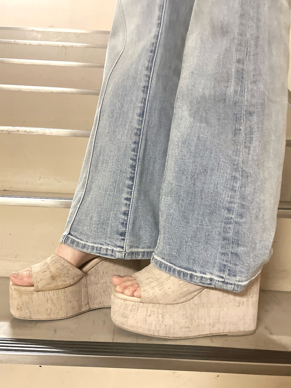 ホワイト系のシャツ/ブラウス、ホワイト系のサンダル、ブルー系のワンピースを着用したレディースの夏コーディネートの8枚目の写真