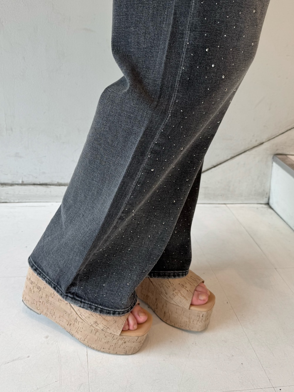 ホワイト系のサンダル、ブラック系のデニムパンツ、ホワイト系のTシャツ/カットソーを着用したレディースの春コーディネートの6枚目の写真