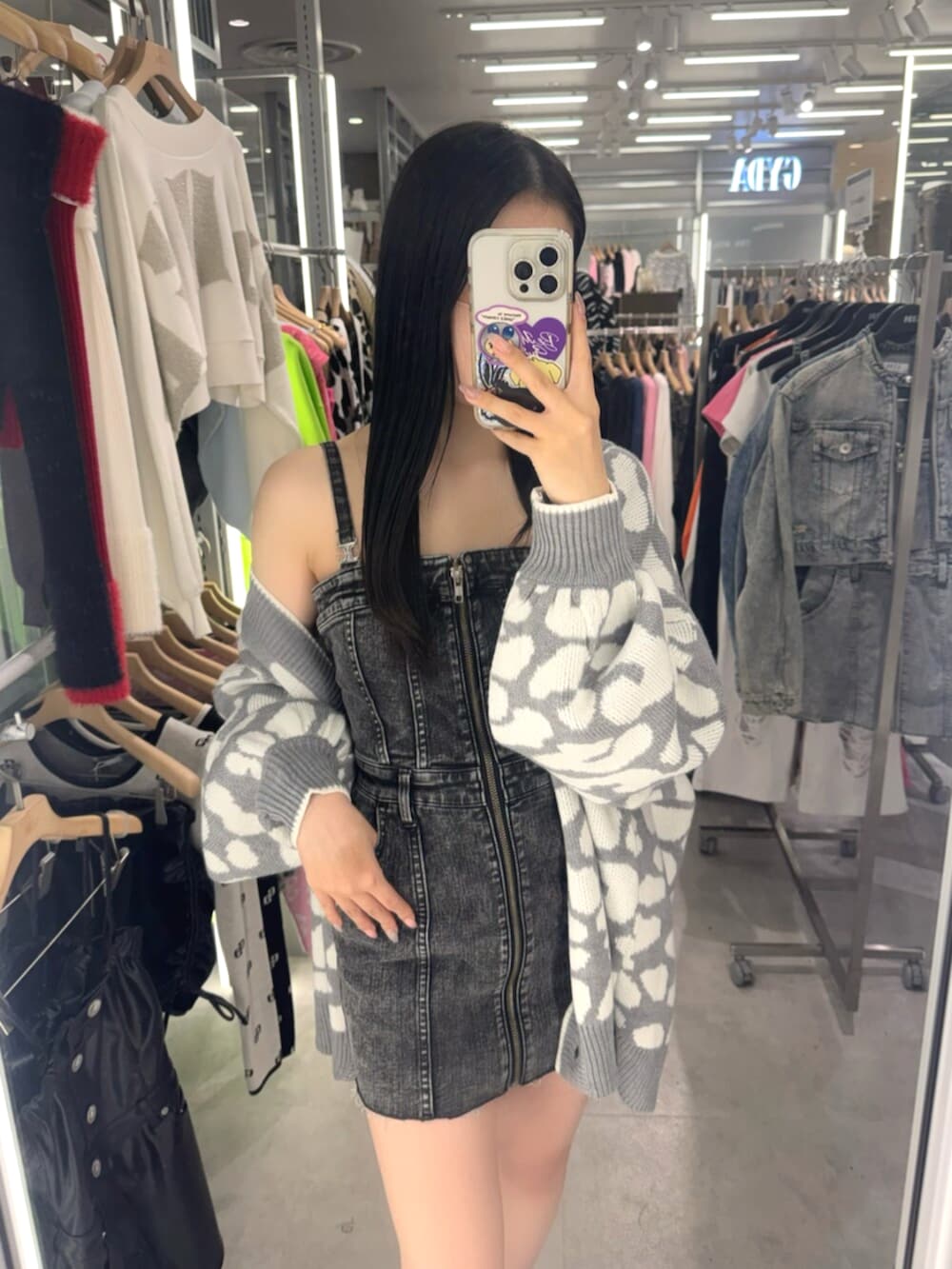 ブラック系のワンピース、グレー系のカーディガン/ボレロ、ホワイト系のサンダルを着用したレディースの春コーディネートの5枚目の写真