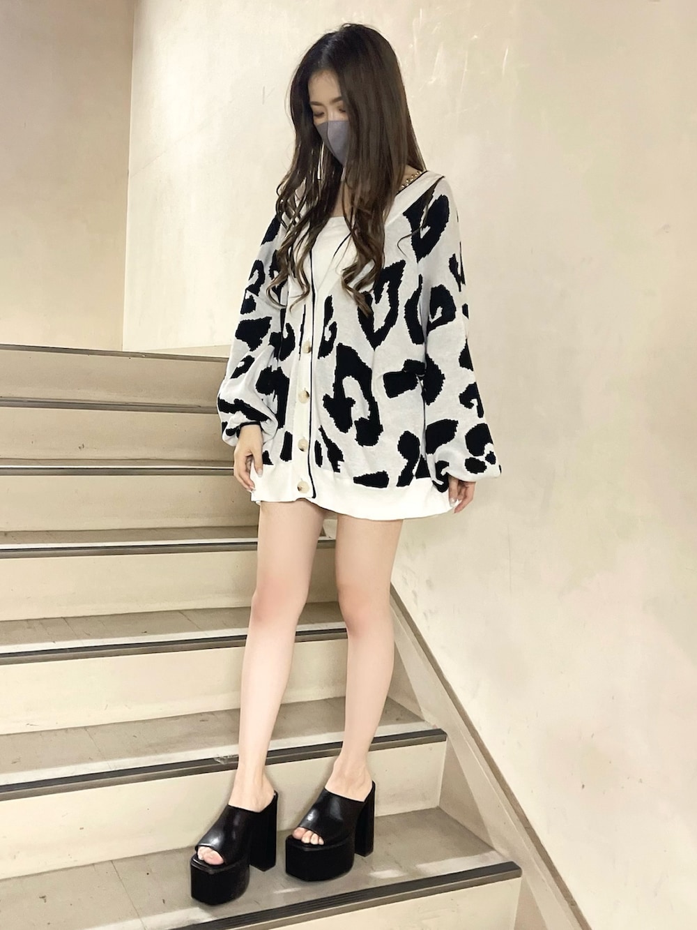 ホワイト系のキャミソール、ブラック系のサンダル、ホワイト系のカーディガン/ボレロを着用したレディースの夏コーディネートの2枚目の写真