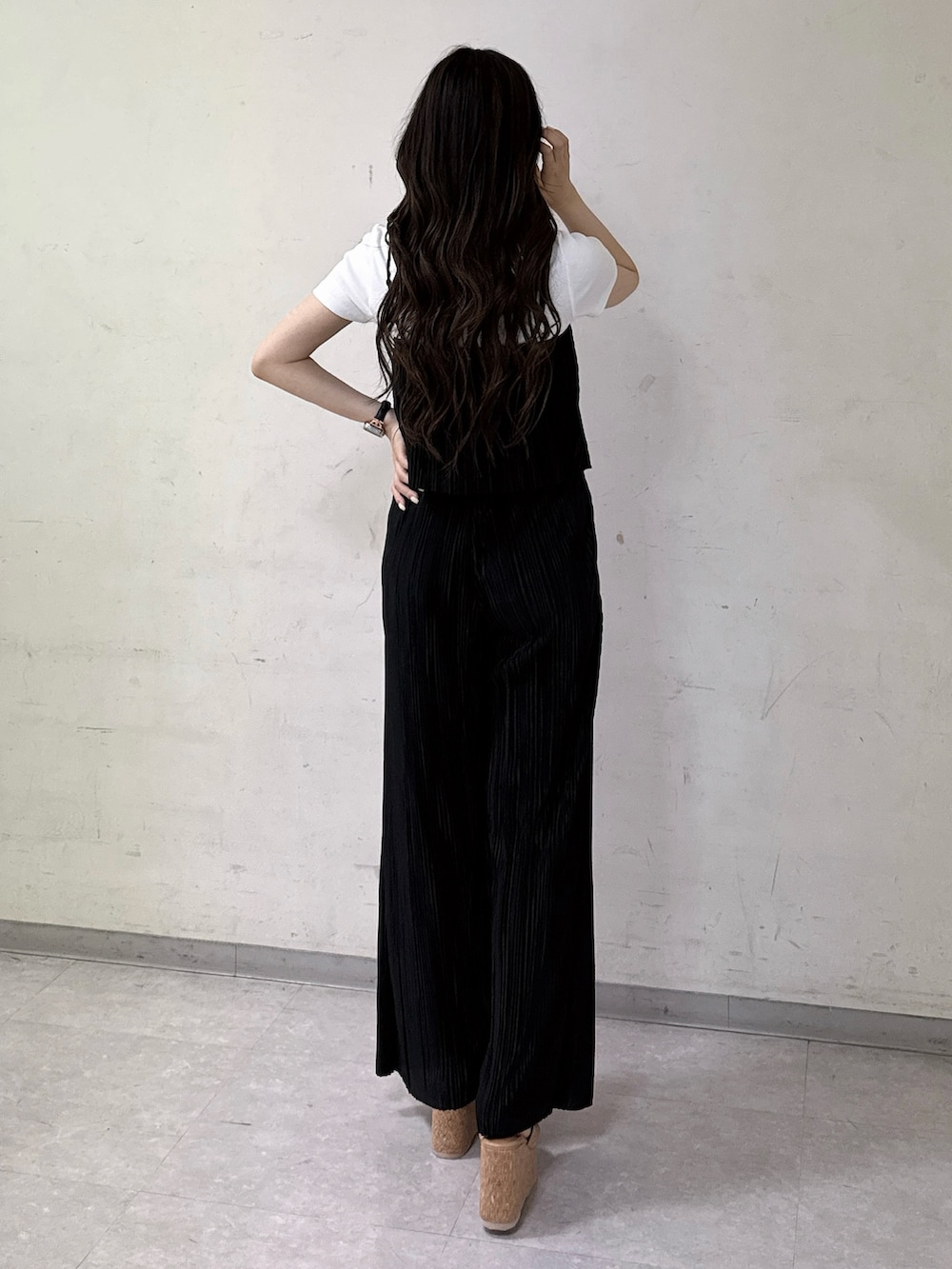 ホワイト系のTシャツ/カットソー、ブラック系のキャミソール、ブラック系のその他パンツを着用したレディースの春コーディネートの3枚目の写真