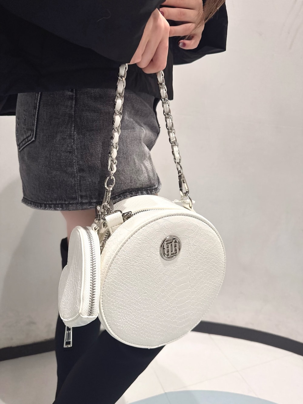 その他のニット/セーター、ブラック系のダウンジャケット/コート、ブラック系のデニムスカートを着用したレディースの秋コーディネートの7枚目の写真