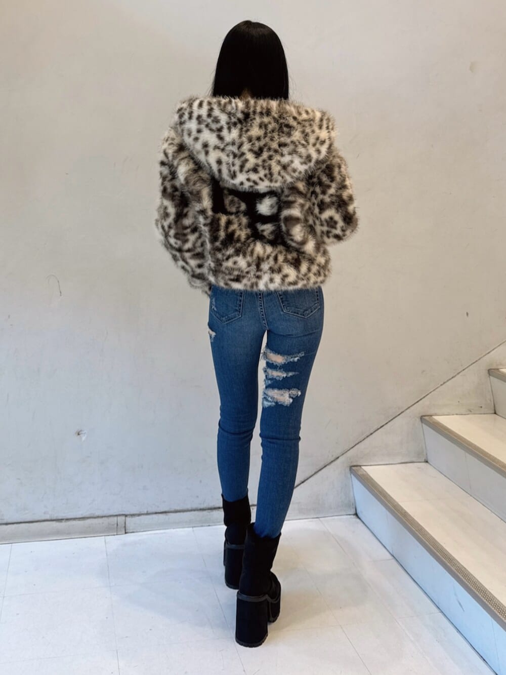 ホワイト系のTシャツ/カットソー、その他のブルゾン、ブルー系のデニムパンツを着用したレディースの冬コーディネートの3枚目の写真