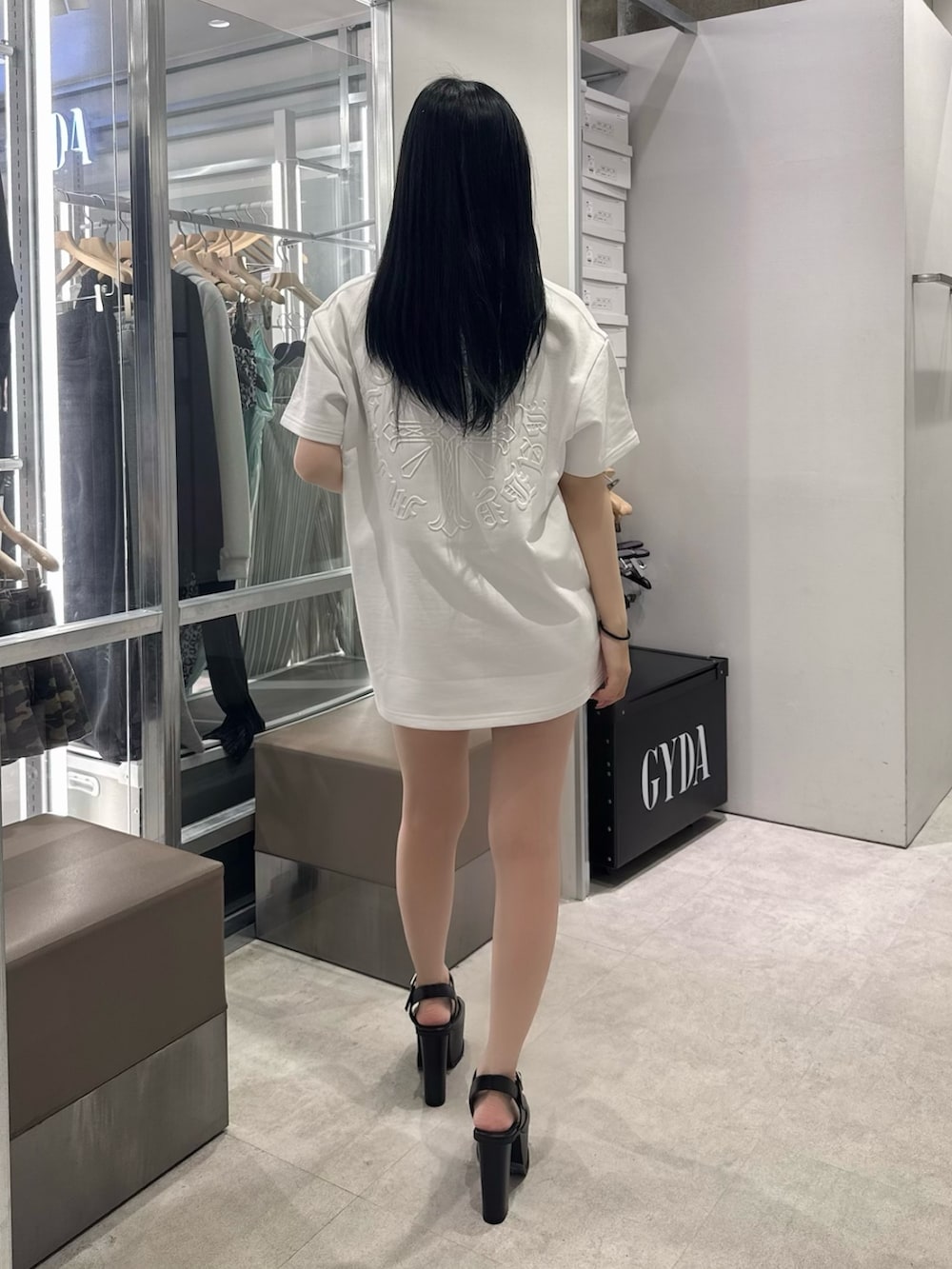 ホワイト系のTシャツ/カットソー、ブルー系のデニムパンツ、ブラック系のサンダルを着用したレディースの春コーディネートの3枚目の写真
