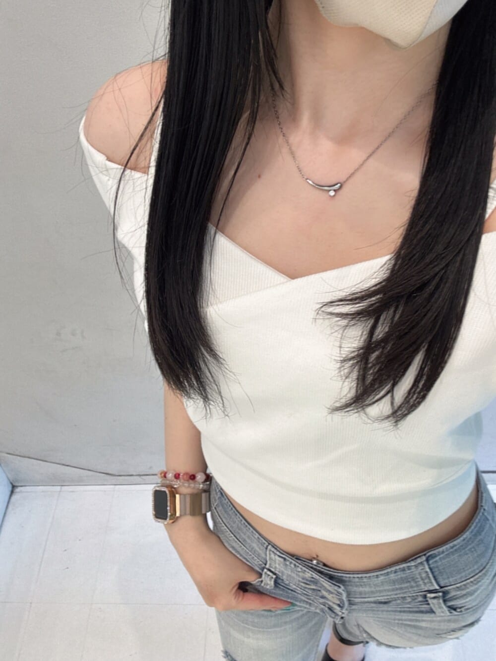 ホワイト系のTシャツ/カットソー、ブルー系のデニムパンツ、ブラック系のサンダルを着用したレディースの春コーディネートの4枚目の写真