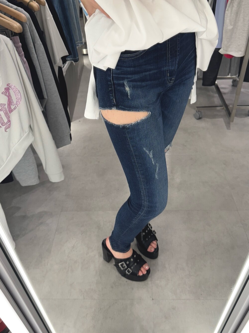 ホワイト系のTシャツ/カットソー、ブラック系のサンダル、ブルー系のデニムパンツを着用したレディースの夏コーディネートの5枚目の写真