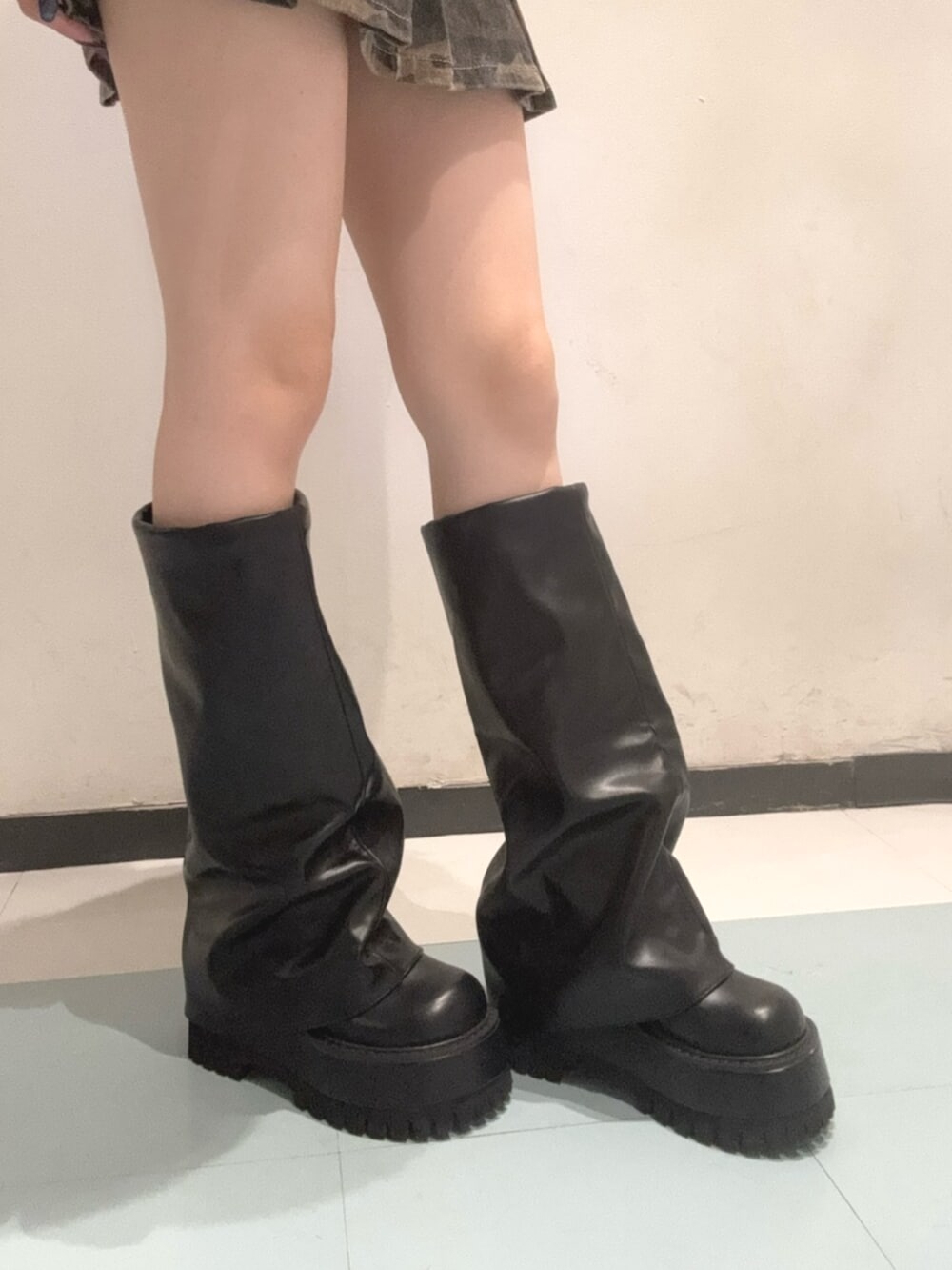 ホワイト系のニット/セーター、ブラック系のベスト、その他のデニムスカートを着用したレディースの秋コーディネートの6枚目の写真